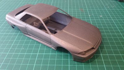 La carrocería, quitadas las rebabas, lijada, imprimada y pintada a aerógrafo con Gun Metal de Tamiya, a falta de lacar (porque es la primera vez y no termino de atreverme)