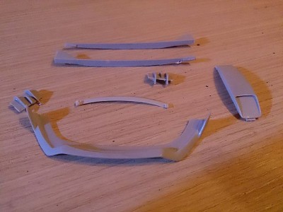 El transkit nos trae un kit de spoiler delantero, laterales, una entrada de aire para el techo, un pequeño aleron y unas aletas para el difusor.. Completito completito jejeje