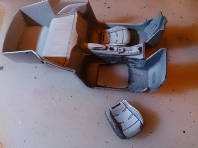 Lo primero que he hecho ha sido cortar los asientos para pegarlos con sus respaldos, asi pintarlos enteros y mejor