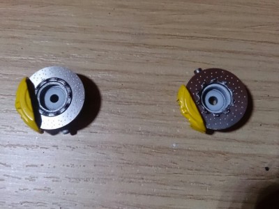 Los discos de freno, con los fotograbados puestos, solamente falta repasar la pintura y poner las calcas de ferrari..