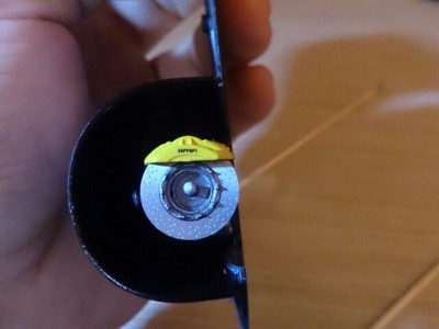 Los discos de freno terminados y en su sitio.. He cambiado las calcas de ferrari, las del kit eran blancas, y como tenia unas negras de un ferrari que hize ara unos años, como no las utilize decidi ponerlas en este, para que resaltara mas el logo..