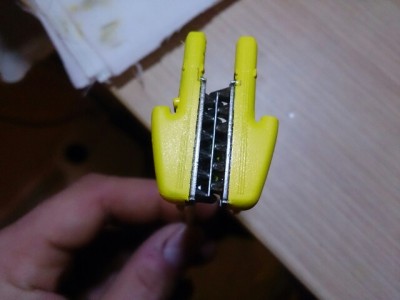 El filtro de aire en amarillo tmbien, he pintado en alclad las tuberías del medio.. Falta detallar los trnillos y poner el fotograbado de ferrari..