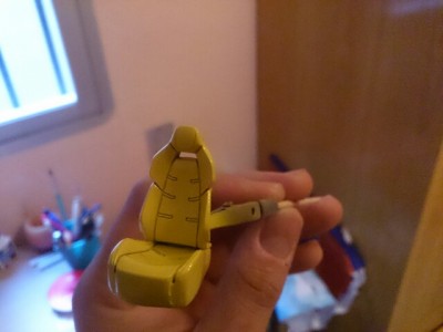Aqui estan los asientos.. Queria hacerlos en algun detalle en negro, nose si hacer el centro en amarillo y los laterales en negro, o el centro negro y los laterales en amarillo.  Que me decis? <br />Espero que os gusten los avances, gracias por los cometarios y un saludo
