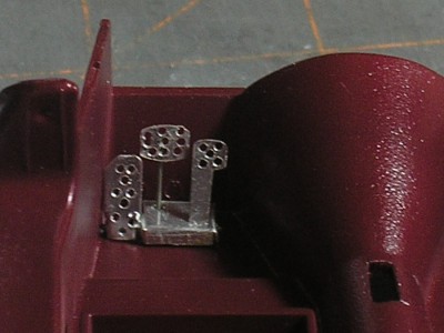 Se realizó los pedales tipo racing copiados de un fotograbado de 1/18