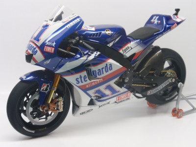 Coloque el Front Fork Set Tamiya y los ejes de las ruedas son de T2M.