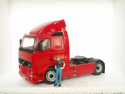 Aqui junto a una figura de Tamiya de 73mm (1,76m de estatura aproximadamente) para tener como referencia de las dimensiones de este camion.