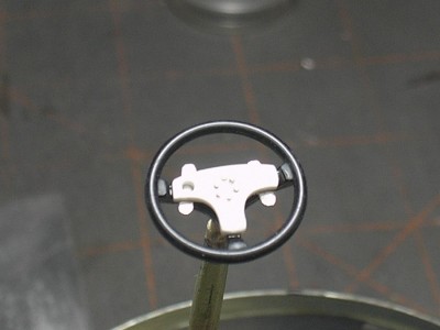 como se observa en la imagen se realizó el centro de del volante con placa de estireno y lamina de lata.