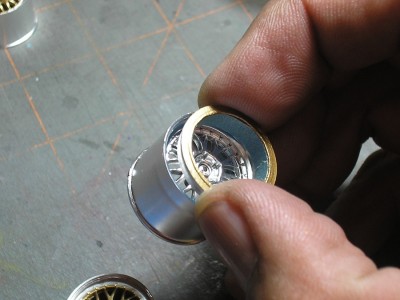 se colocó un casquillo de aluminio hecho en torno para pintar los centros de los rines
