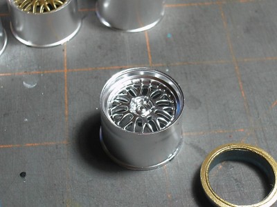 Se hizo un casquillo de aluminio hecho en torno, para pintar los rines