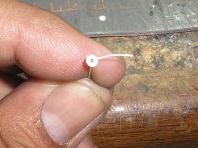 se utilizó una aguja para el pin y alambre muy delgado para el seguro