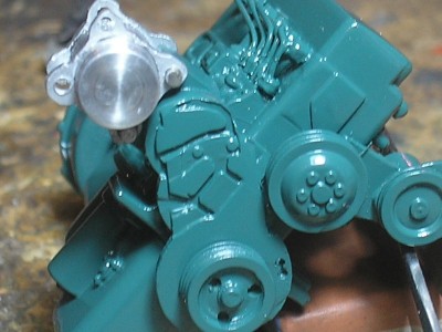se pinto el motor y se colocó el compresor fijado con tornillos