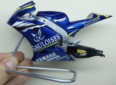 Aquí el carenado probado en el chasis y pintado, el basculante trasero relleno con epoxy putty de Tamiya.