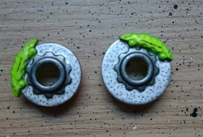 Los discos de freno terminados, he visto en muchas imágenes que las pinzas va en color amarillo fosfo, y asi estan pintados, no se a quedado el color fuerte porque la imprimacion es gris, entonces no ha cogido el color fuert, pero bueno queda muy bien,