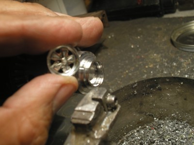 se realiza las modificaciones en el torno para los rines