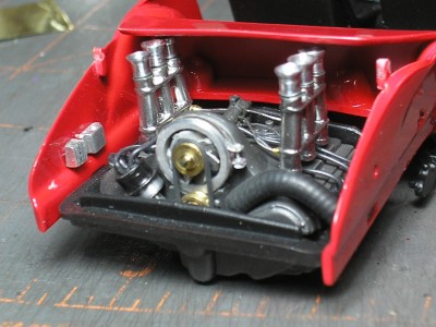 Se colocó el motor en su lugar, se pinto la carrocería de color rojo naranja.