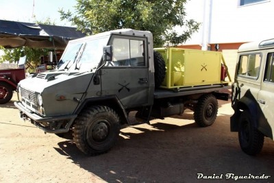 Veículos militares y mas atras el coche de bomberos