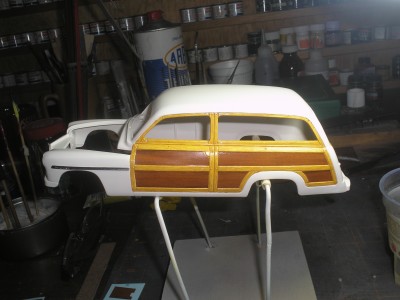 Se aplicaron las calcas imitación madera a los costados de la camioneta