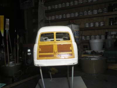 parte trasera de la camioneta, se colocaron las calcas imitación madera, ahora luce mas la madera.
