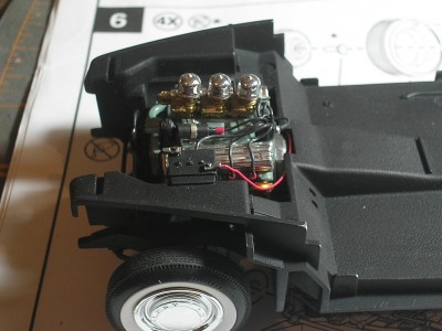 Vista del motor y batería con cables y terminales
