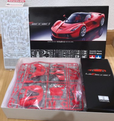 Ferrari LaFerrari Tamiya.<br />Incluye el set de calcas de fibra de carbono de Tamiya para detallar el vano motor, el interior y algunas piezas de carroceria. 50€