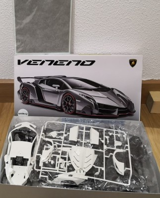 Lamborghini Veneno Fujimi.<br />Incluye una hoja de calcas de fibra de carbono. 40€