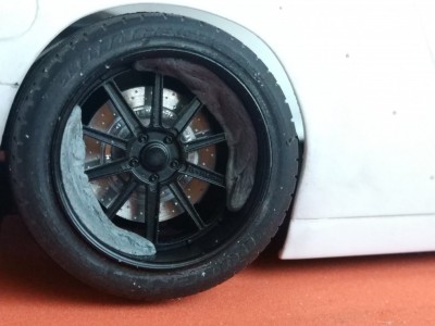 Los neumáticos he optado mejor por poner unos de un ferrari de tamiya,los suyos son muy finos de perfil.