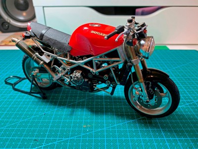 Adjunto mi versión de la Ducati Super Monster - basado en el kit Tamiya Ducati 888 Superbike Racer Police Num. 63