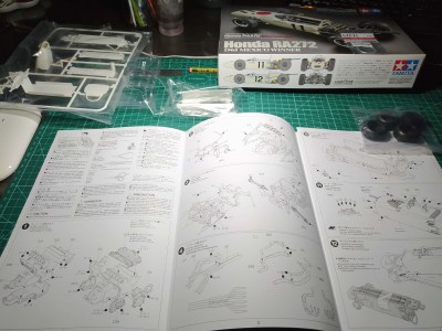 Lo primero, echarle un vistazo a las instrucciones para evitar problemas. Es Tamiya, con lo cual no hay problema alguno